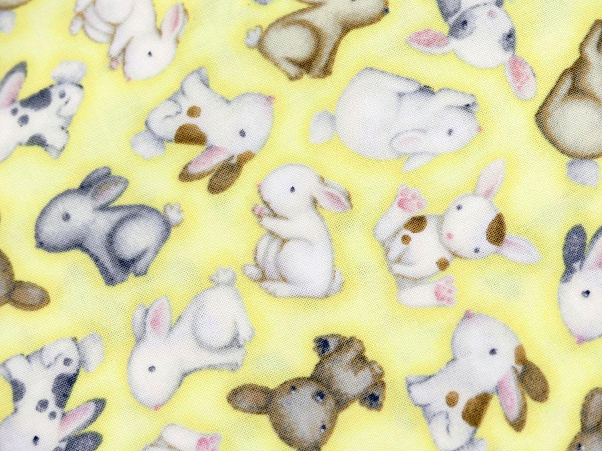 Patchworkstoff mit Hasenbabies aus der Kollektion Farm Babies auf gelb Nahansicht